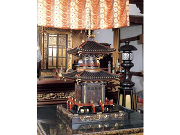 正覚寺の多宝小塔1
