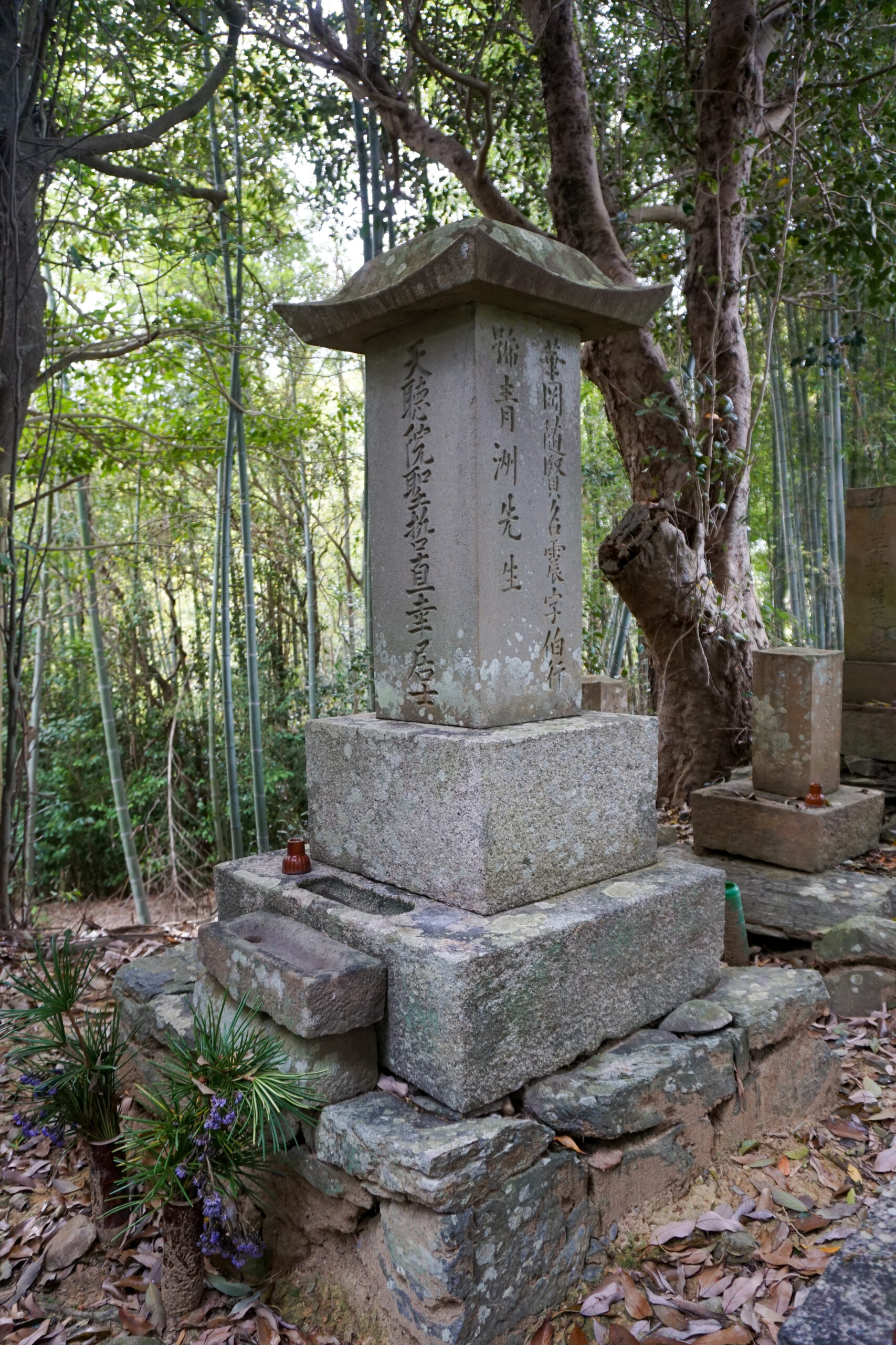 華岡青洲の墓碑