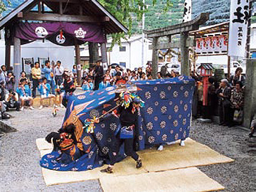 山路王子神社の獅子舞1