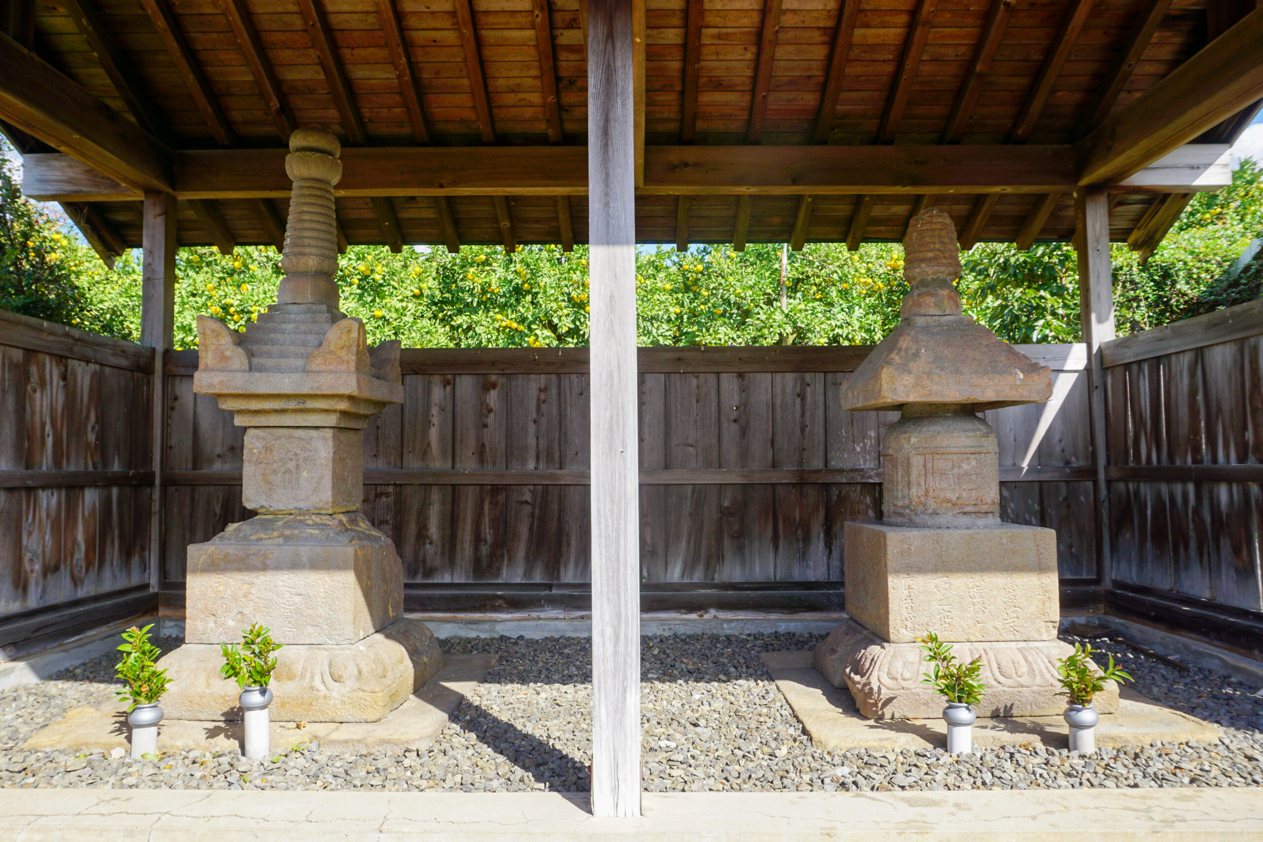 奥の宝塔及び宝篋印塔