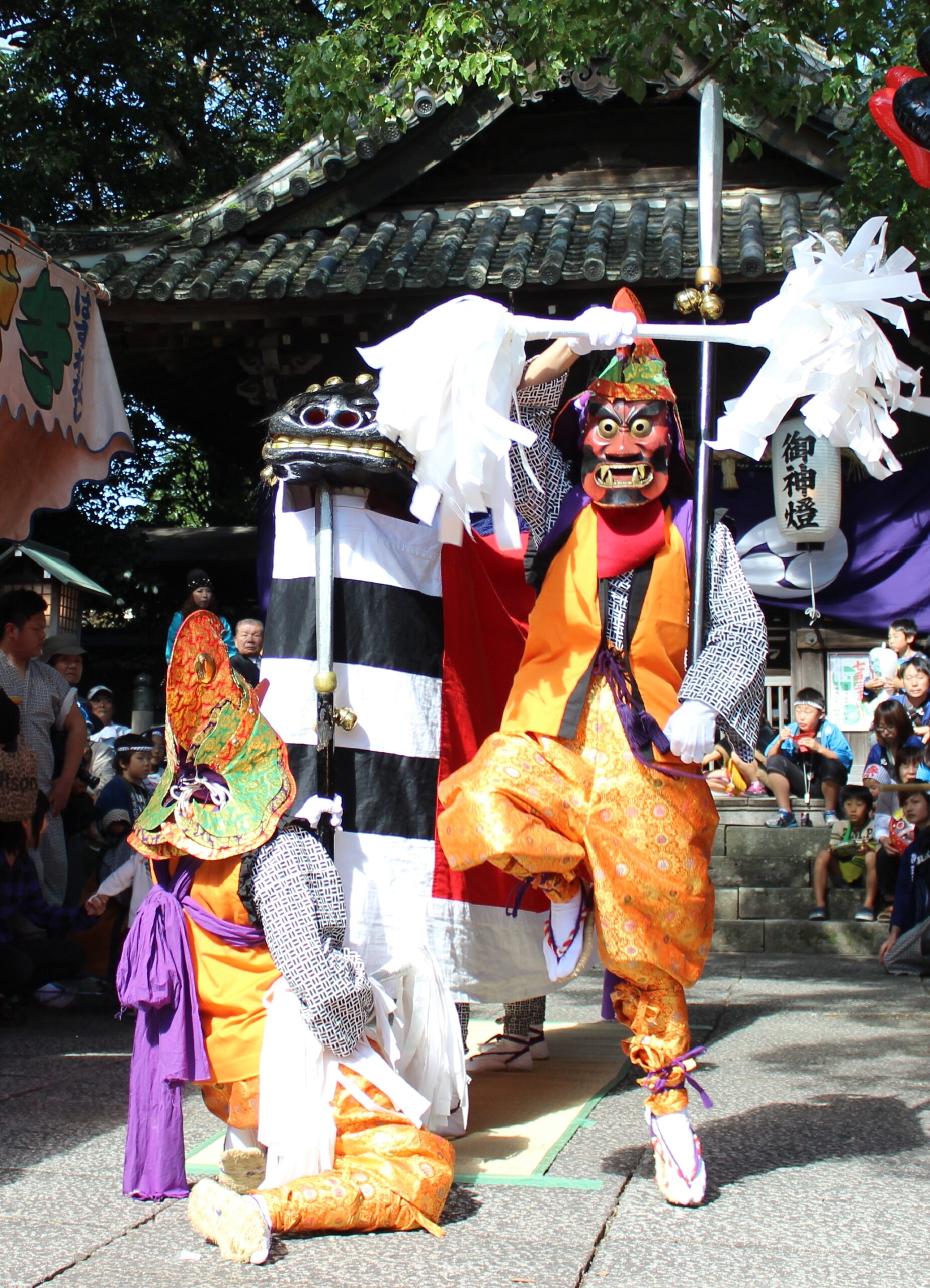 顯國神社の三面獅子